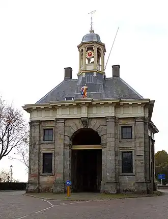 De Koepoort aan de stadszijde. Boven de poort staat de "stedemaagd" die het wapen van Enkhuizen vasthoudt.