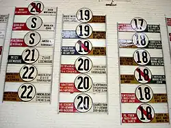 Koersborden met lijnkleuren uit vervlogen tijden van de lijnen 18 tot 20 en S.