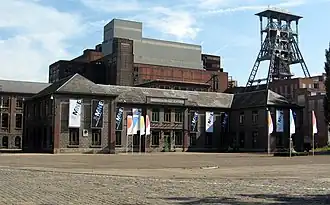 De centrale burelen van Beringen mijn met op de achtergrond de kolenwasserij