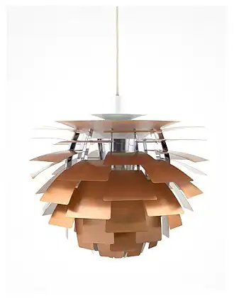 Foto van een bronskleurige hanglamp waarvan de vorm lijkt op die van een denneappel. De foto van de lamp is genomen tegen een witte achtergrond.