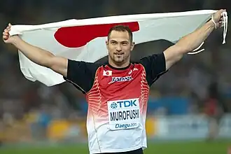 Koji Murofushi viert zijn overwinning op de WK van 2011, Daegu.