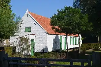 Aanzicht vanaf de Anjelierenlaan (westen).