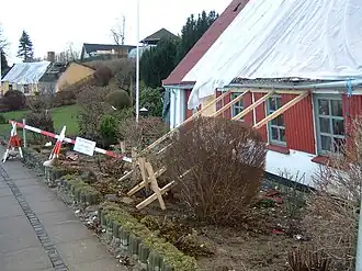 Ravage aan huizen in de omgeving, circa twee maanden na de ramp