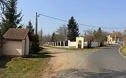 Weg bij bushalte en dorpskapel