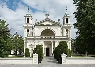 Vooraanzicht van de kerk, gezien vanuit Wilanówpark