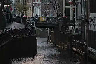 De Kolksluis gezien naar de Oudezijds Achterburgwal (2012)