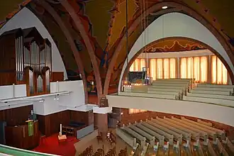 Interieur van de kerk met plafondschilderingen van George Martens