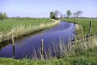 De Kollumerzwaagstervaart gezien vanaf de weg De Dôlle naar het zuiden (Kollumerzwaag)