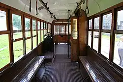 Interieur van een vierassige wagen.