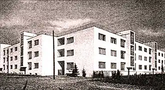 Het U-vormige gebouw ligt ingesloten tussen de Letná ulica en de Jesenná ulica.