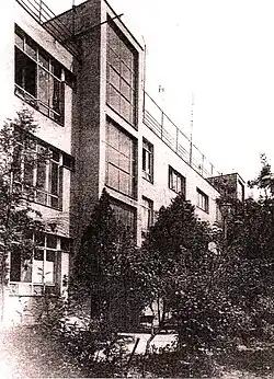 De trappenhuizen hebben een in hoofdzaak glazen buitenwand.