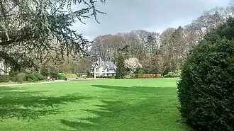 Koloniale Tuin met cottage in Normandische stijl