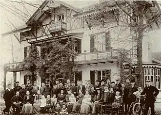 De groepen van Walden voor het koloniehuis (ca. 1905). Rechts de bakkersgroep, links voornamelijk de tuindersgroep. Tussen beide groepen in: Frederik van Eeden (met gleufhoed) en links achter hem Truida Everts. Vooraan zittend, tweede van links Aaltje Bakker, een der trouwste kolonisten.