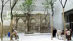 Binnenhof met kerkrestant