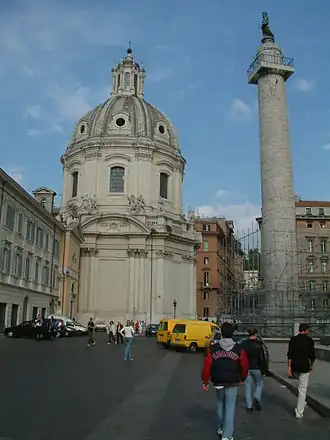 De kerk, naast de Zuil van Traianus