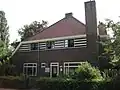 dokterswoning, vrijstaand, bouwstijl Amsterdamse School (bouwstijl), onderdeel van een serie samen met onderwijzerswoningen in Tuindorp Oostzaan