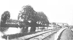 De Komvest vlak voordat ze gedempt werd. Aan de rechterzijde de oude spoorwegverbinding Brugge-Blankenberge.