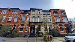 Koningin Wilhelminastraat 6 (opgetrokken in witte steen). Tevens ingang Hotel Fidder