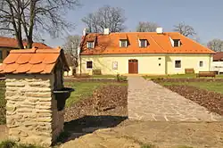 Een van de bijgebouwen (2011)