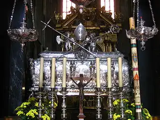 Zilveren sarcofaag van Sint-Stanislaus in de Wawelkathedraal.