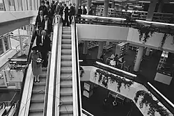 Met de roltrap door het gebouw