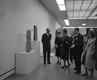 L.F.J. Wijsenbeek (rechts) toont Juliana Perzische kunst (1962)