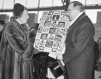 Koningin Juliana en burgemeester H.B.N. Mumsen (1961)