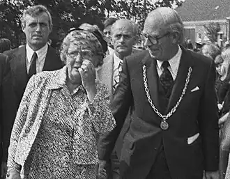 Koningin Juliana en burgemeester Hofstee Holtrop (1975)