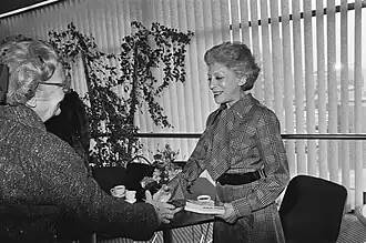Caro van Eyck en koningin Juliana (1976)