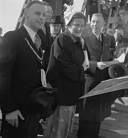 Naast Koningin Juliana (Streekbezoek 1951)