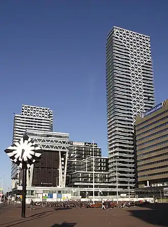 Gezien vanaf het Koningin Julianaplein: links de Park Tower, het 'oude' Babylon, rechts de City Tower.