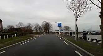 Rechts de brug in 2017