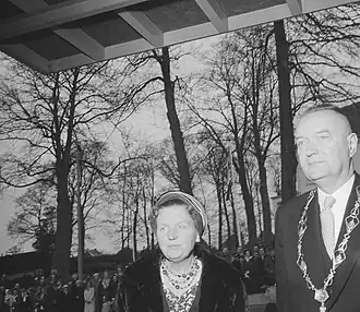 Burgemeester Oldenhof ontvangt koningin Juliana in Ede (maart 1960)