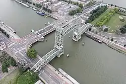 Luchtfoto van de Koninginnebrug en De Hef.