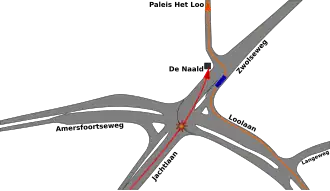 Route van de zwarte personenauto (rood) en de route van de bus met de koninklijke familie (oranje). Het sterretje geeft de plek aan waar de auto door de afzetting met dranghekken is gereden en de mensen heeft aangereden. De route van de zwarte personenauto eindigde bij het monument De Naald (zwarte vierkant).