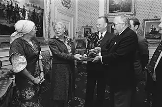 Leo Uittenbogaard overhandigd de Gouden Handen onderscheiding aan Koningin Juliana, 1979