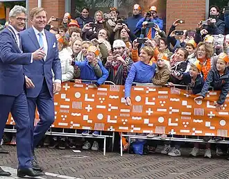Koning Willem-Alexander en burgemeester Lucas Bolsius (uiterst links) tijdens de viering van Koningsdag 2019 in Amersfoort