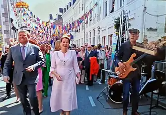 Koning Willem-Alexander en burgemeester Penn-te Strake tijdens de stadswandeling in Maastricht