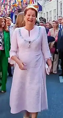 Burgemeester Penn-te Strake te midden van de koninklijke familie op Koningsdag 2022