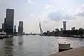 De Koningshaven vanaf de Koninginnebrug. Links hoogbouw van de Kop van Zuid, in het midden de Erasmusbrug, rechts het Noordereiland.