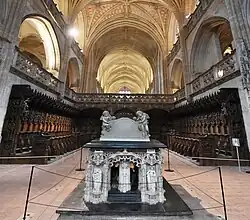 Het koor vanaf de apsis met het koorgestoelte en het grafmonument van Filibert