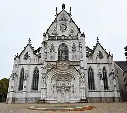 De voorgevel van de kerk