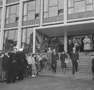 Linker tableau vastgelegd in 1962 bij een bezoek van koningin Juliana en prins Bernard aan de school