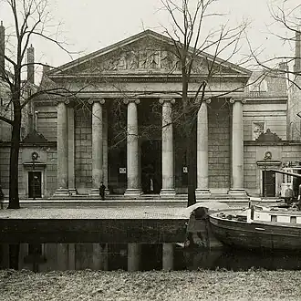 Voorgevel van het academiegebouw uit 1839 aan de Prinsessegracht