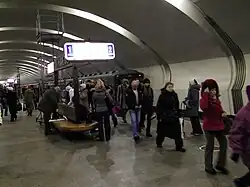 De bankjes met wegwijzers op het perron