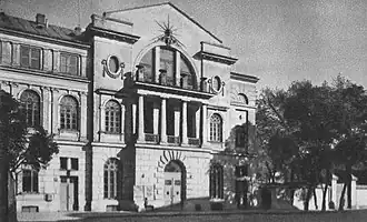 Het vooroorlogse gebouw aan de ul. Okólnik