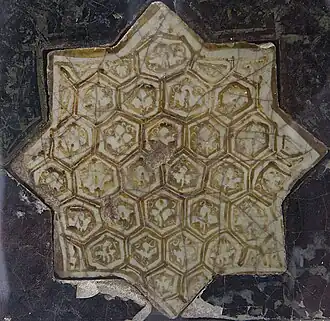 Stervormige tegel met geometrisch patroon (Karataymuseum)