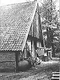 Twee oude schuren, deels vakwerk met baksteen of strovlechtwerkvulling. Een der beide schuren was in gebruik als schaapskooi
