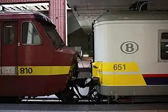 De koppeling tussen deze uiterlijk compleet verschillende types zorgt soms voor verwarring bij passagiers. Aan de rechterkant een gerenoveerd klassiek motorstel