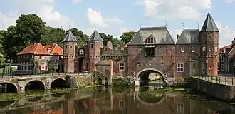 De Koppelpoort met volmolen